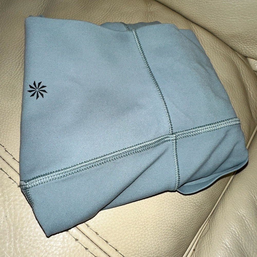 Athleta Salutation Stash Pocket II 7/8 Tight in sage green size Small S